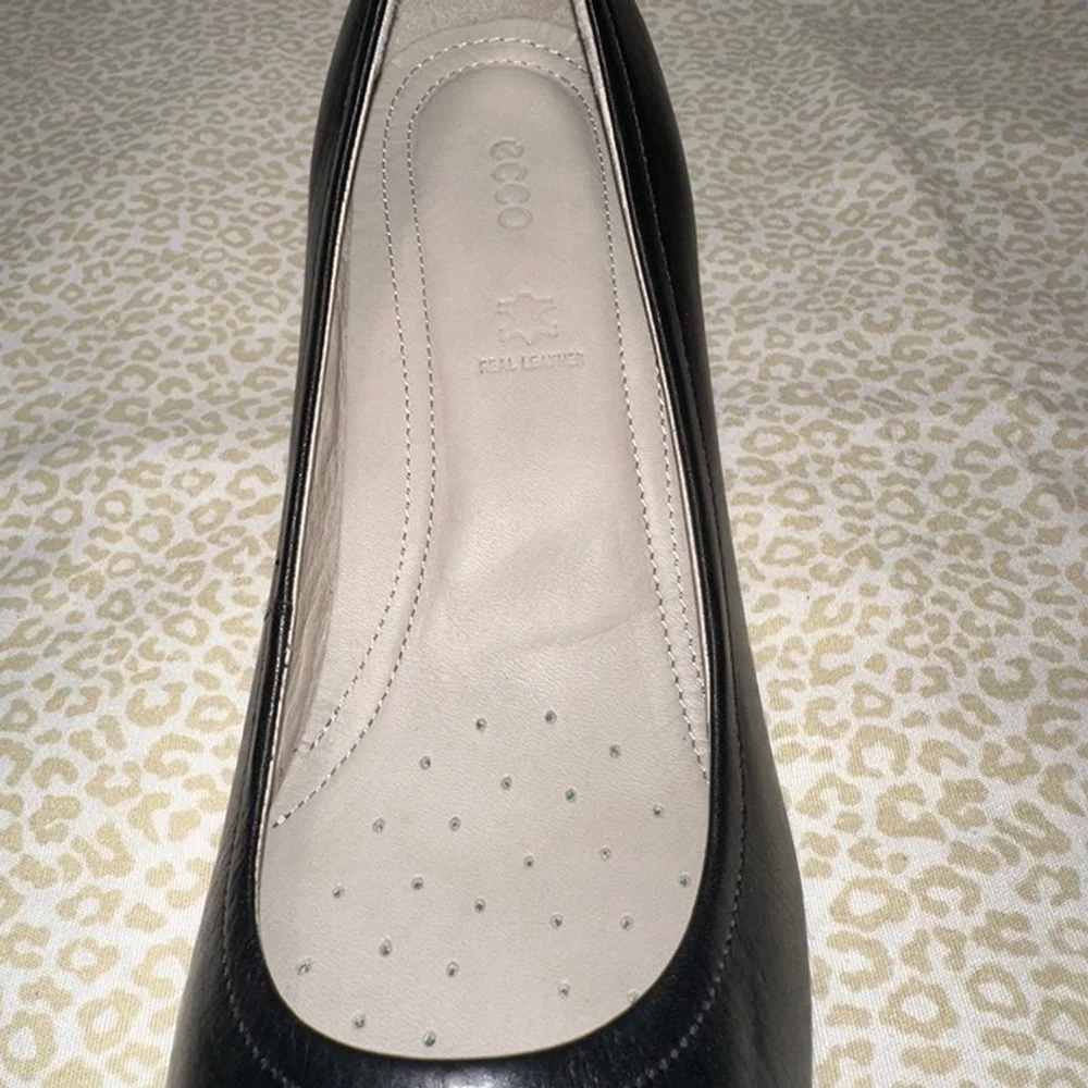 ECCO Black Leather 2.5